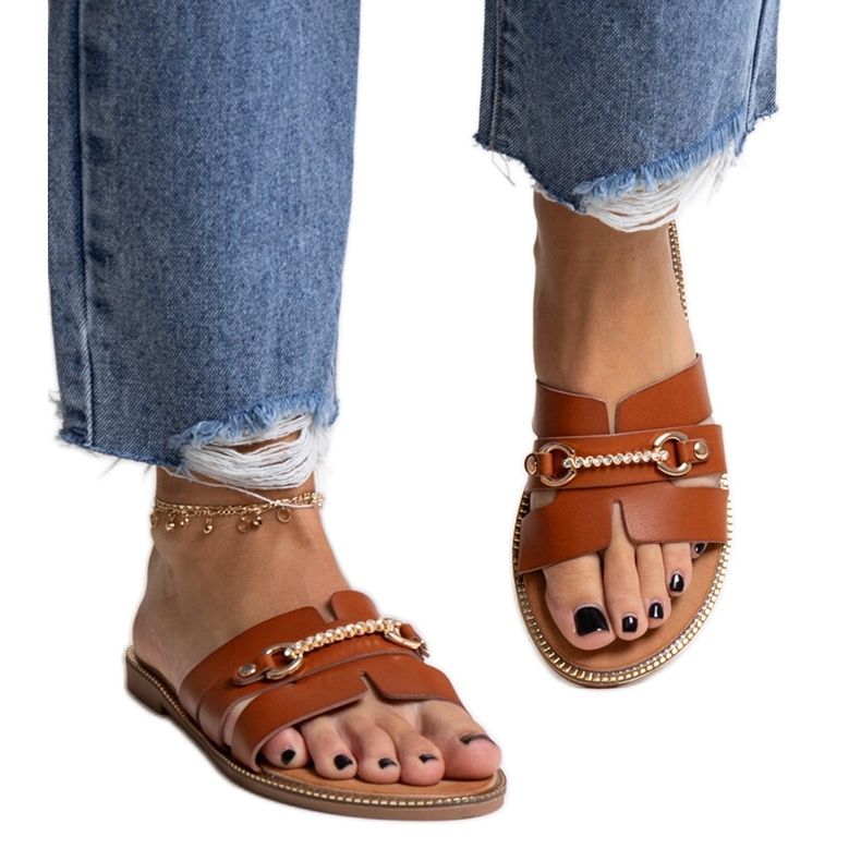 Smeđe japanke sa zlatnim dodacima iz Drahomíre smeđa