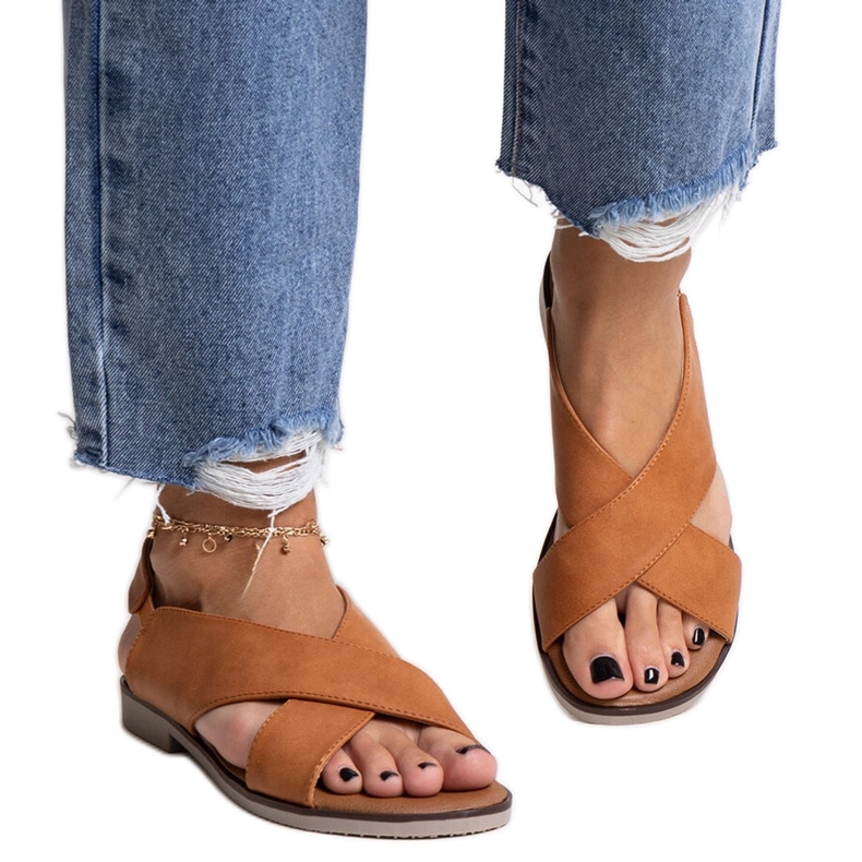 Duenna ravne sandale u boji karamele smeđa