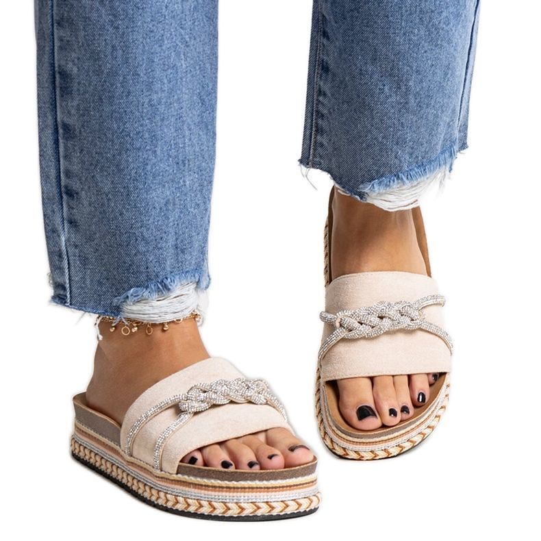 Bež japanke ukrašene kamilijanskim cirkonima