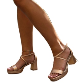 Husne ružičaste sandale na visoku petu zlatni