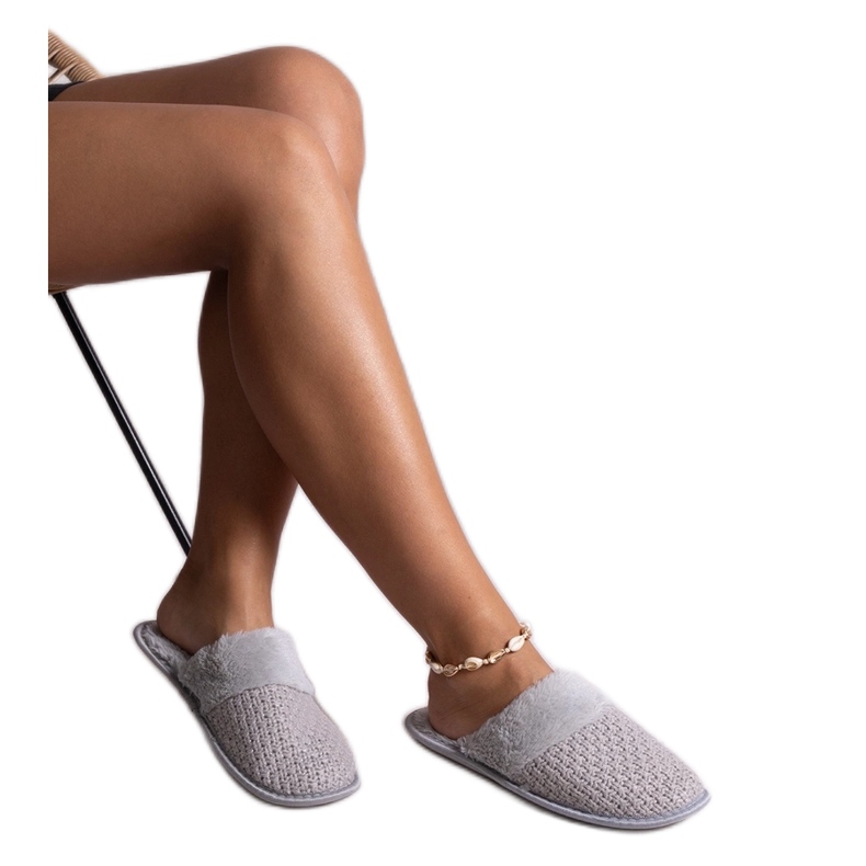 Sive papuče ukrašene Sira koncem siva