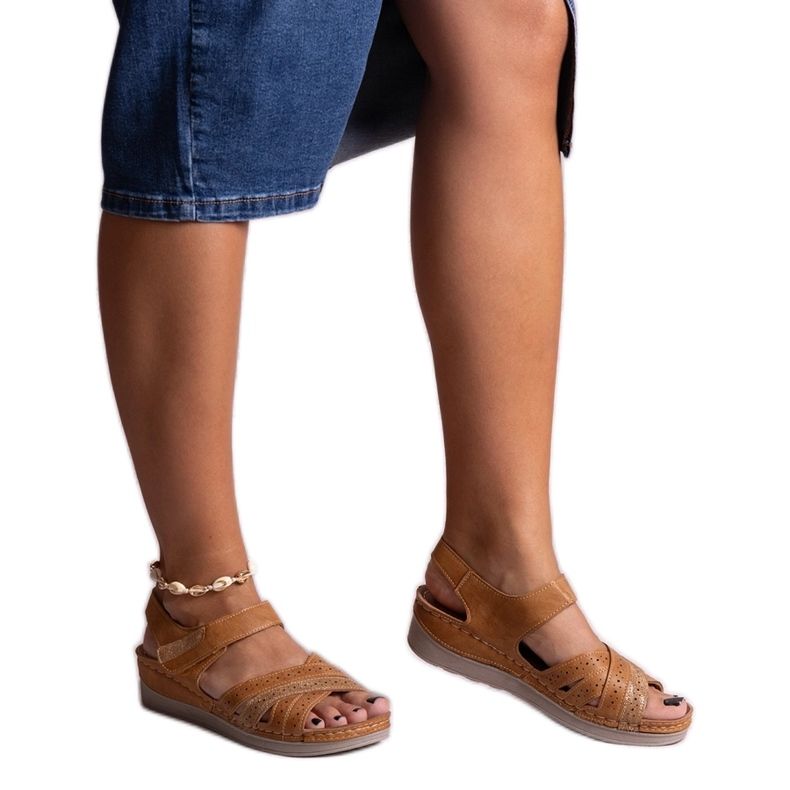 Smeđe Areja sandale na niske klinove smeđa