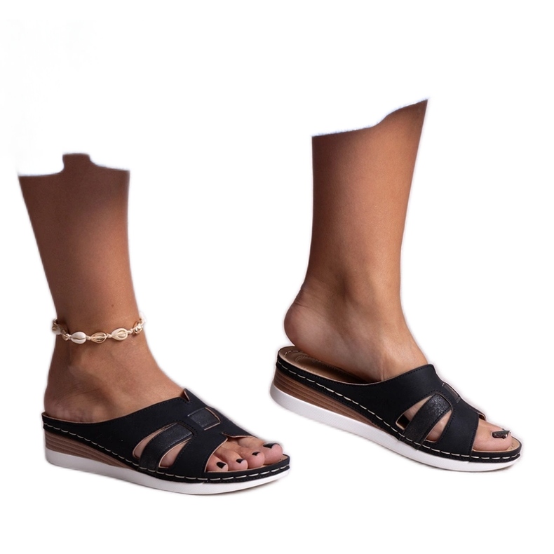 Crne lagane papuče s niskim klinom marke Mifsuda crno