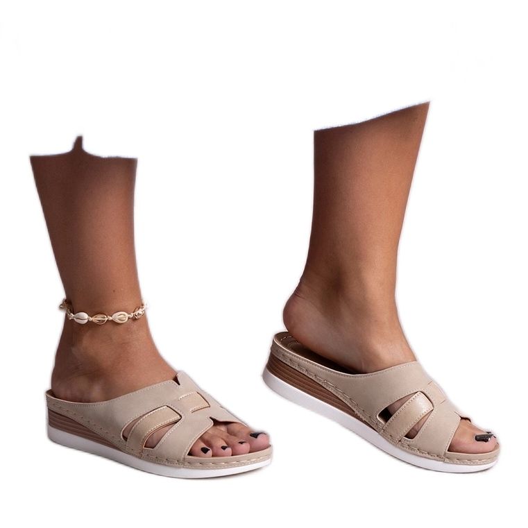 Bež svijetle papuče s niskim klinom Mifsuda