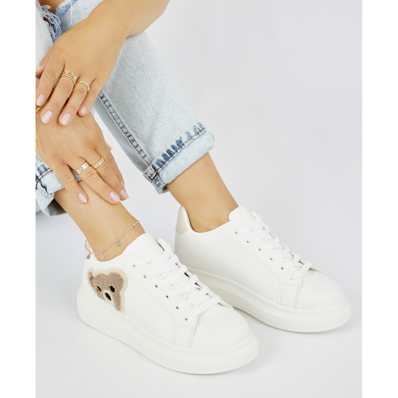 Bijele ženske sportske cipele sa medvjedićem bijela