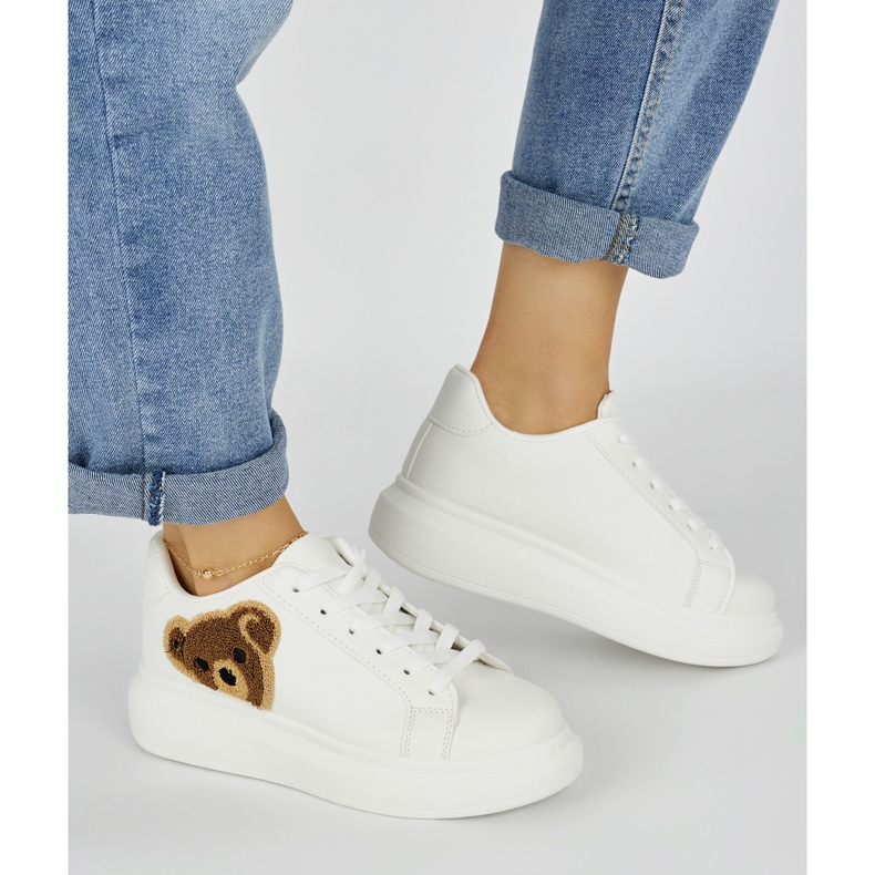 Bijele ženske sportske cipele sa medvjedićem bijela