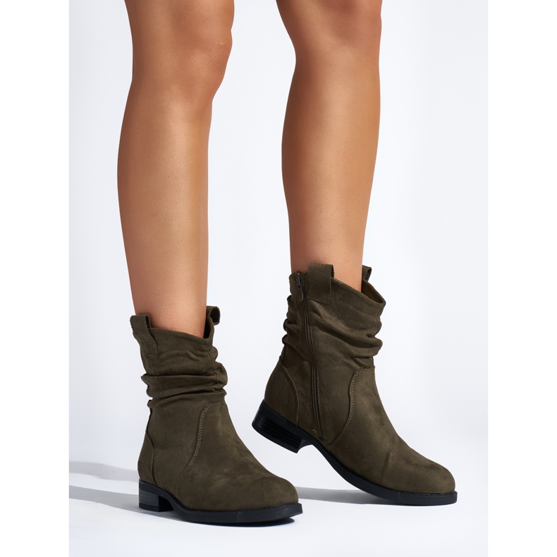 Tamnozelene gležnjače od brušene kože s volanima zelena