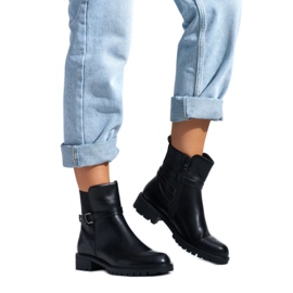 Ženske crne čizme s ukrasnom kopčom crna