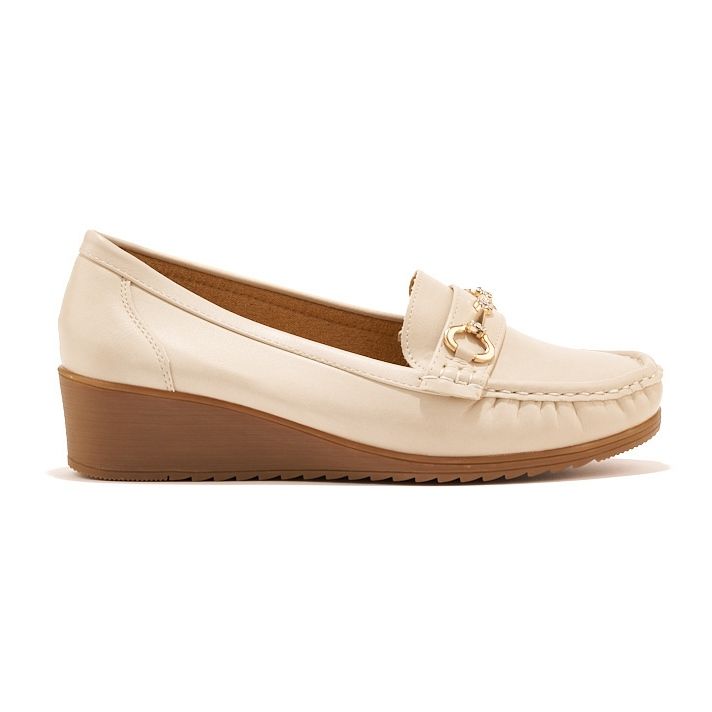 Bež ženske mokasine na wedge sa zlatnim ukrasima