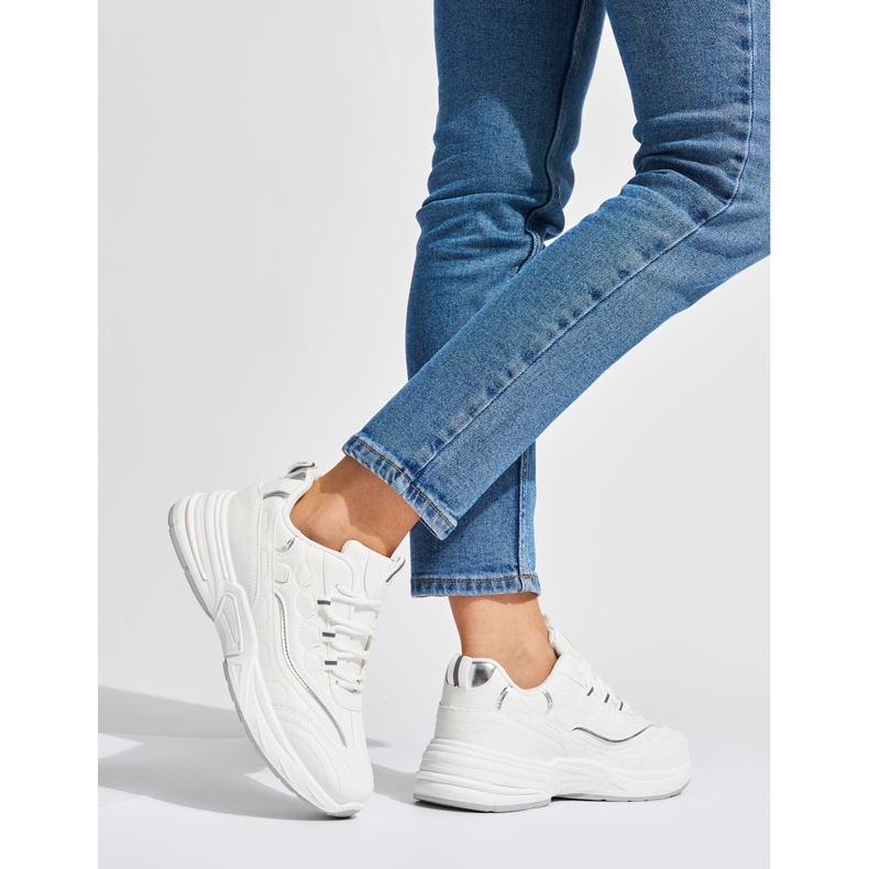 Bijele ženske sportske cipele sa debelim đonom bijela