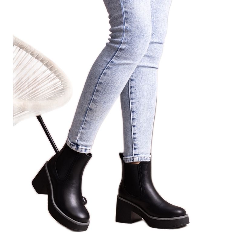 Crne gležnjače iz Lidee crno