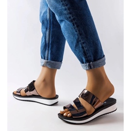 Ženske crne kožne natikače s debelim đonom crna