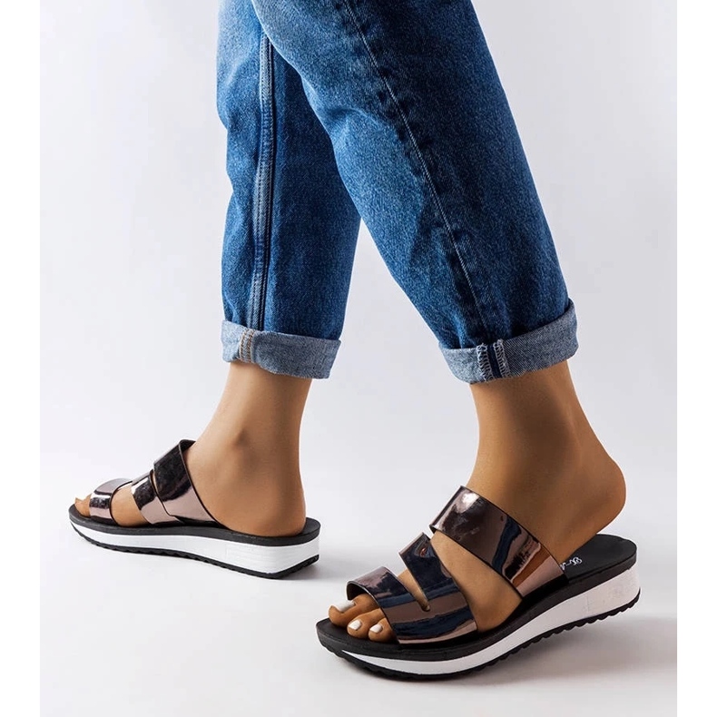 Ženske crne kožne natikače s debelim đonom crno