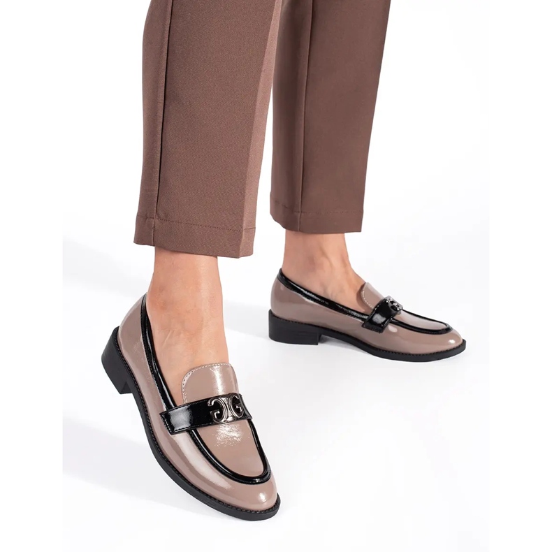 Lakirane bež i crne ženske mokasine