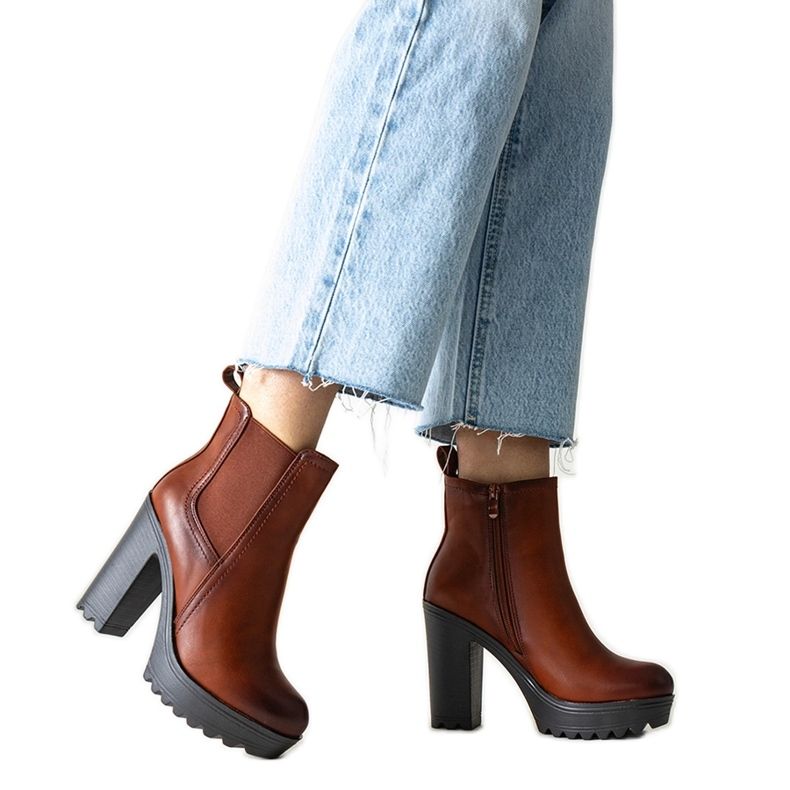 Smeđe gležnjače s visokom petom iz Maladija smeđa