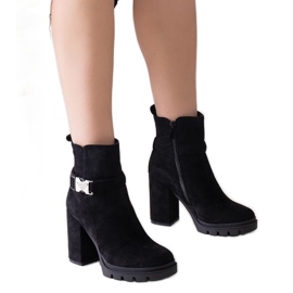 Crne gležnjače na visoku petu ukrašene Torhia kopčom crna