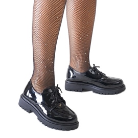 Crne ležerne cipele na lak na vezanje marke Eduardana crno