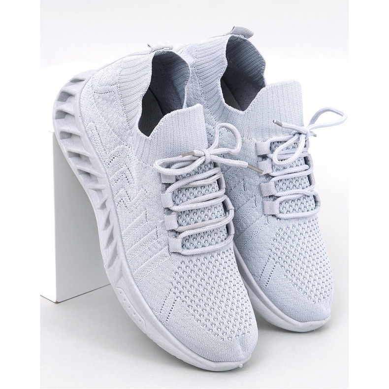 Sive sportske cipele s čarapama siva