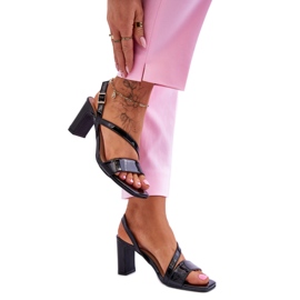 Crne lakirane sandale na stup crna