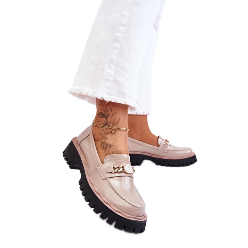 Lakirane bež natikače s platformom