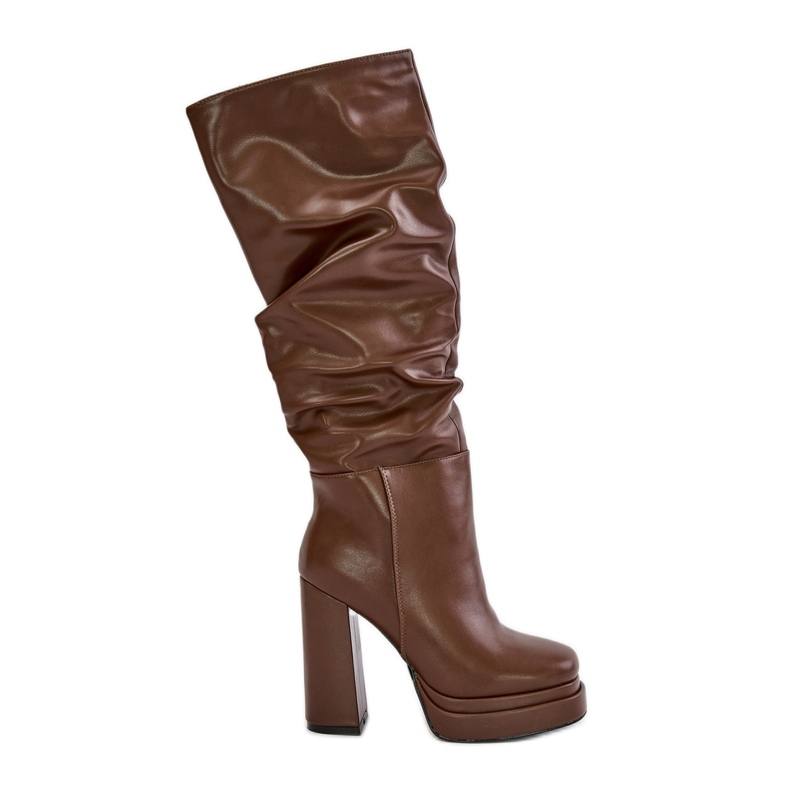 Smeđe Beridra izolirane natikače na visoku petu i platformu s naborima smeđa