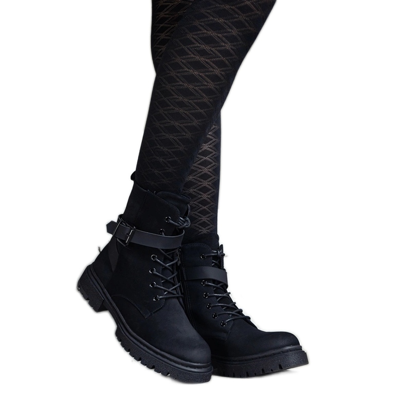 Crne izolirane planinarske čizme s abrazijama i remenom za koljena crno