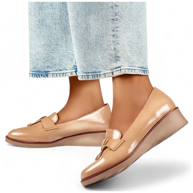 Ženske lakirane cipele s bež klinom 24-58266BE