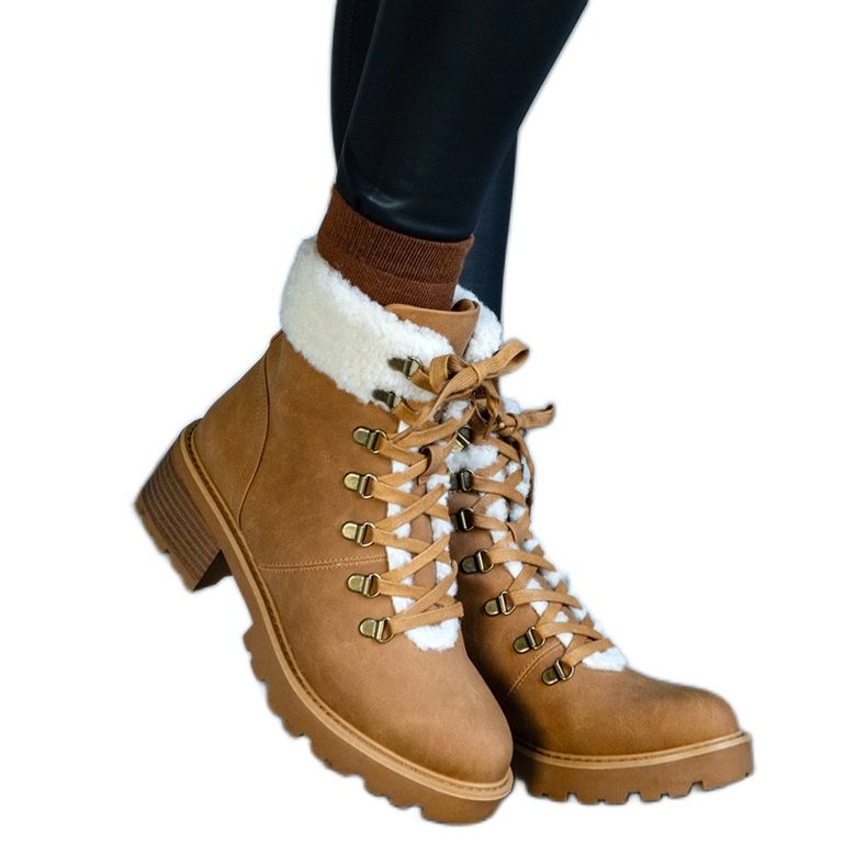 Smeđe čizme na vezanje ukrašene Mosesovim ovčjim kaputom smeđa