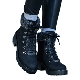 Crne čizme na vezanje ukrašene Mosesovom bundom crna