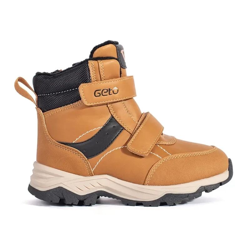 Izolirane dječačke gležnjače s čičkom smeđa