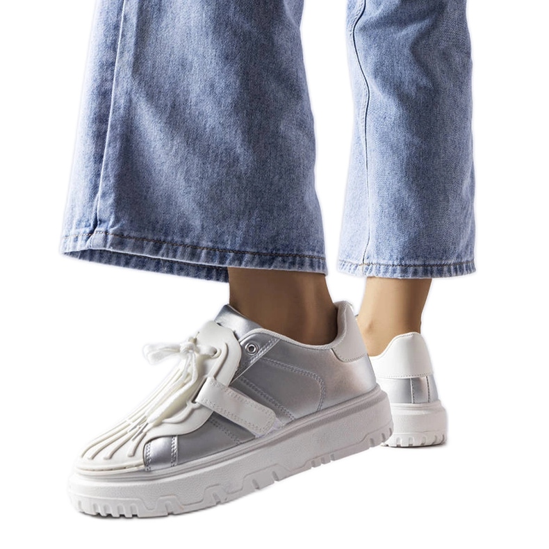 Srebrne ženske sportske tenisice na platformu srebro