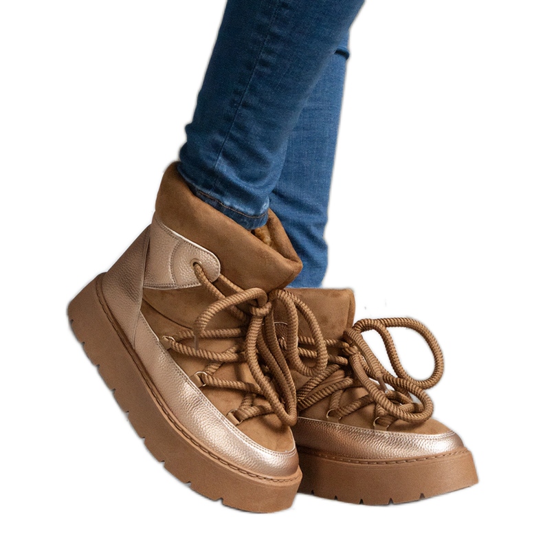 Smeđe ženske čizme za snijeg na platformi, izolirane krznom smeđa