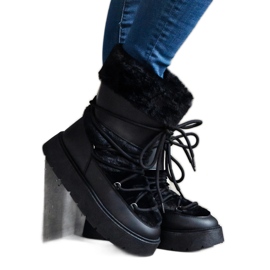 Crne izolirane ženske čizme za snijeg ukrašene krznom crna