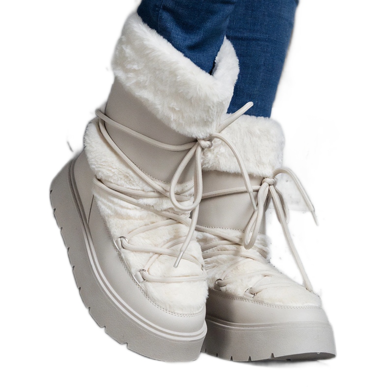 Svjetlo bež izolirane ženske čizme za snijeg ukrašene krznom