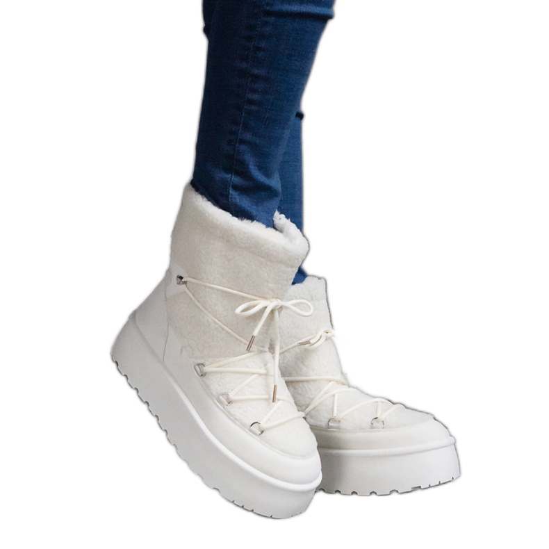 Bijele ženske čizme za snijeg na platformi, izolirane krznom bijela