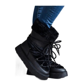 Crne izolirane čizme za snijeg na vezanje ukrašene krznom crna