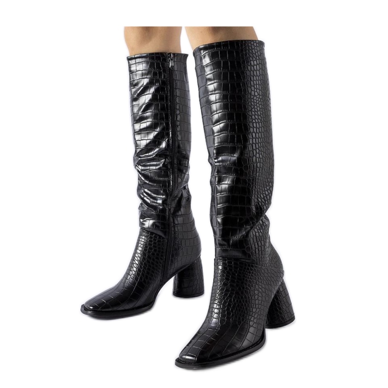 Crne čizme ukrašene reljefom crno