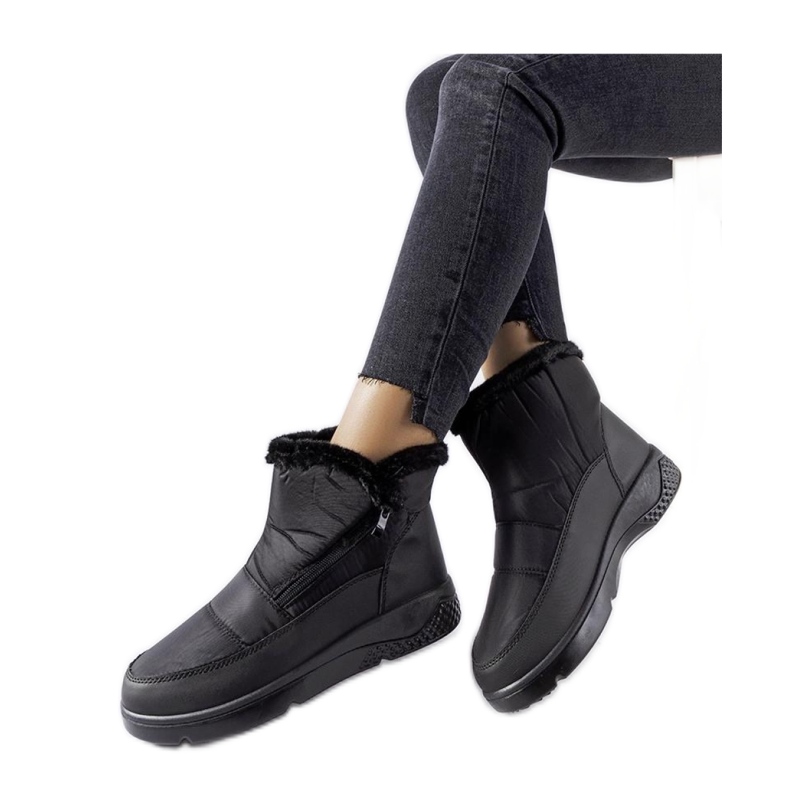 Crne izolirane čizme za snijeg s patentnim zatvaračem crno