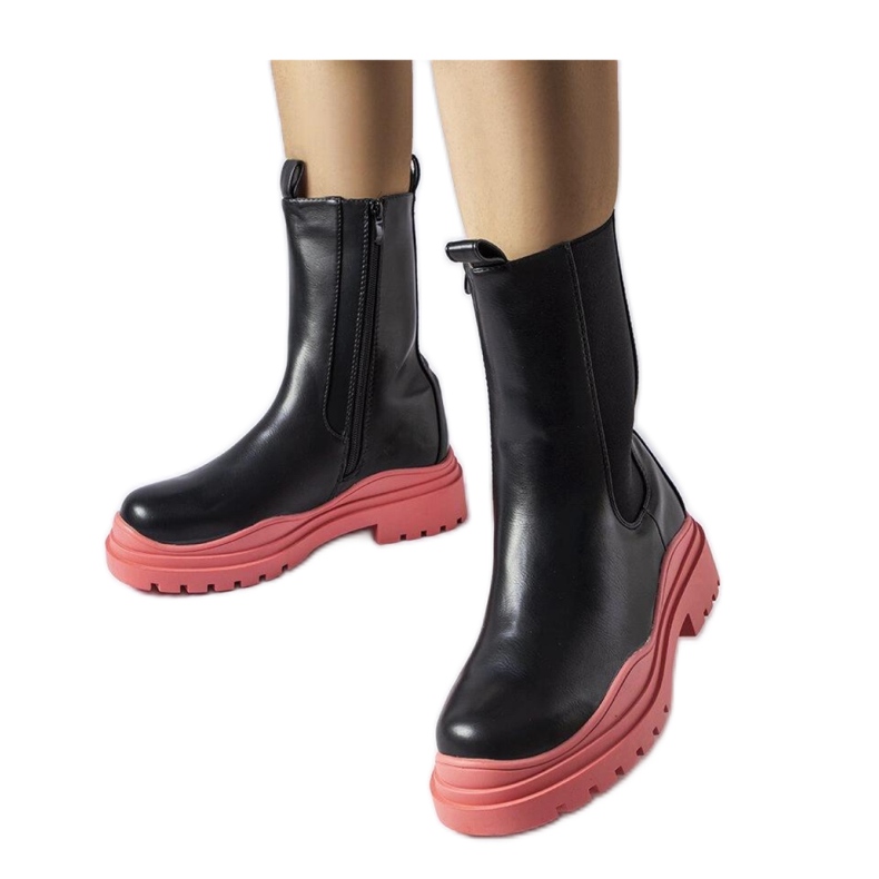 Crne čizme s potplatom u boji crno