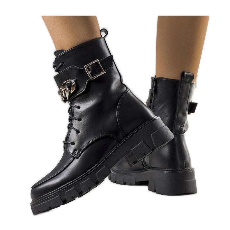 Crne, izolirane planinarske čizme crno