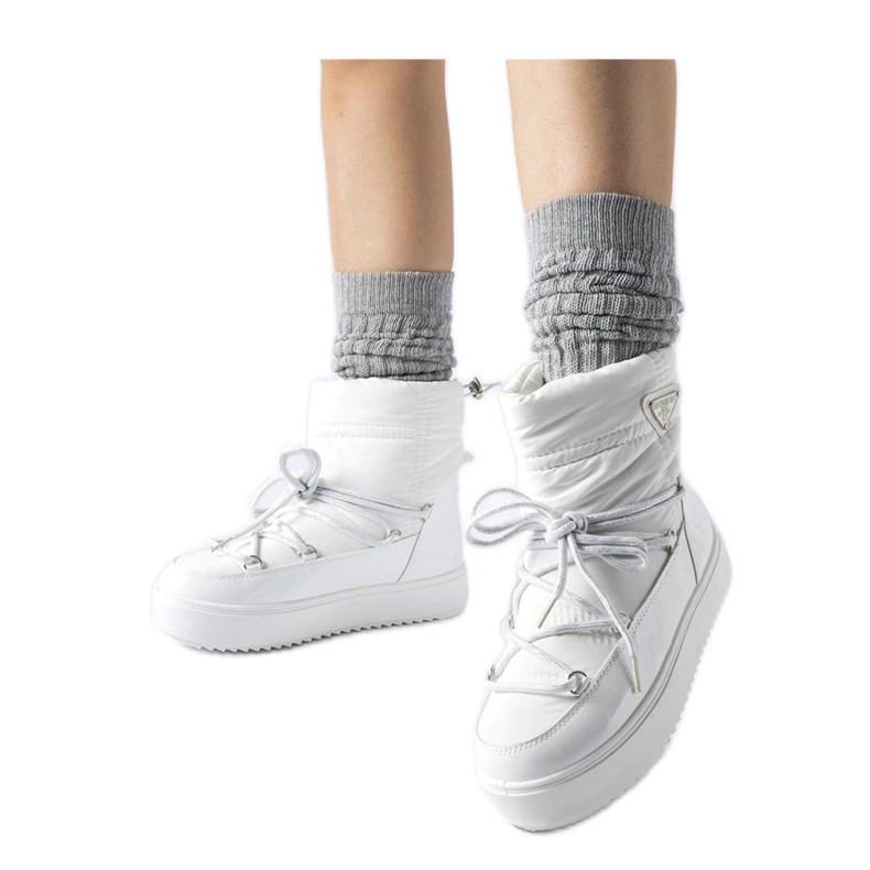 Bijele izolirane čizme za snijeg s elastičnom trakom bijela