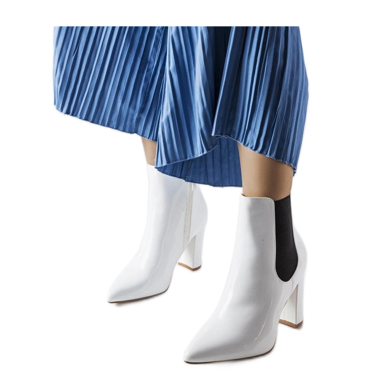 Bijele lakirane gležnjače s patentnim zatvaračem bijela