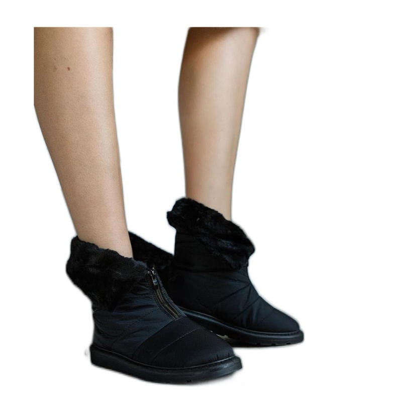 Crne izolirane čizme za snijeg s ovratnikom crno