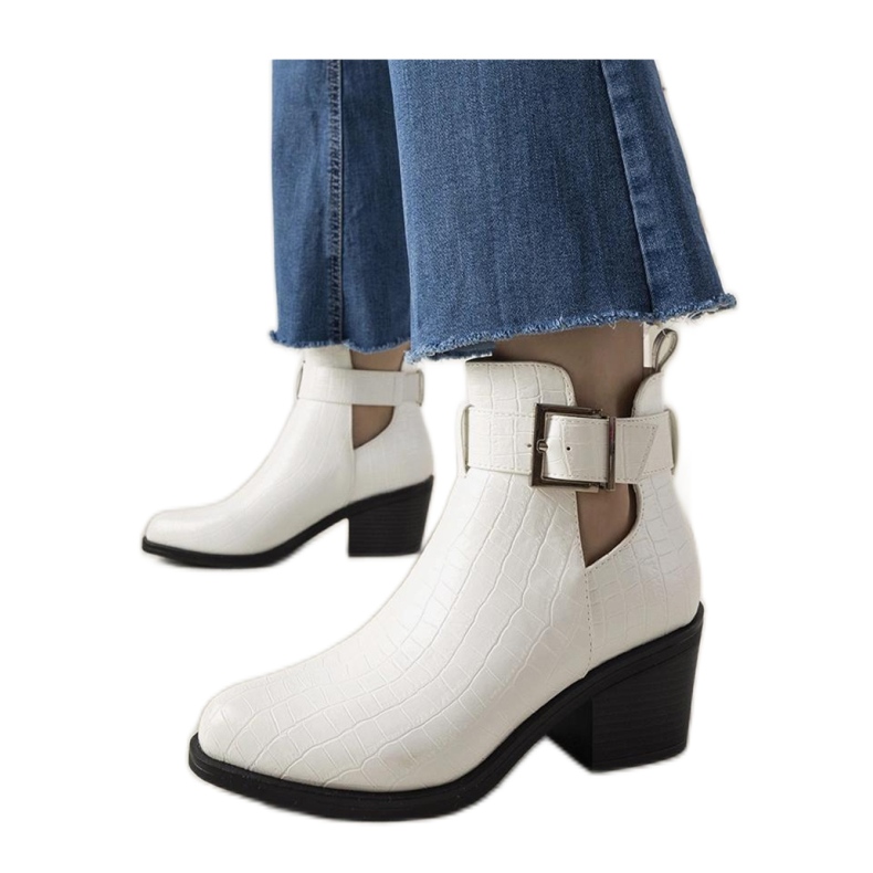 Bijele gležnjače s izrezima bijela