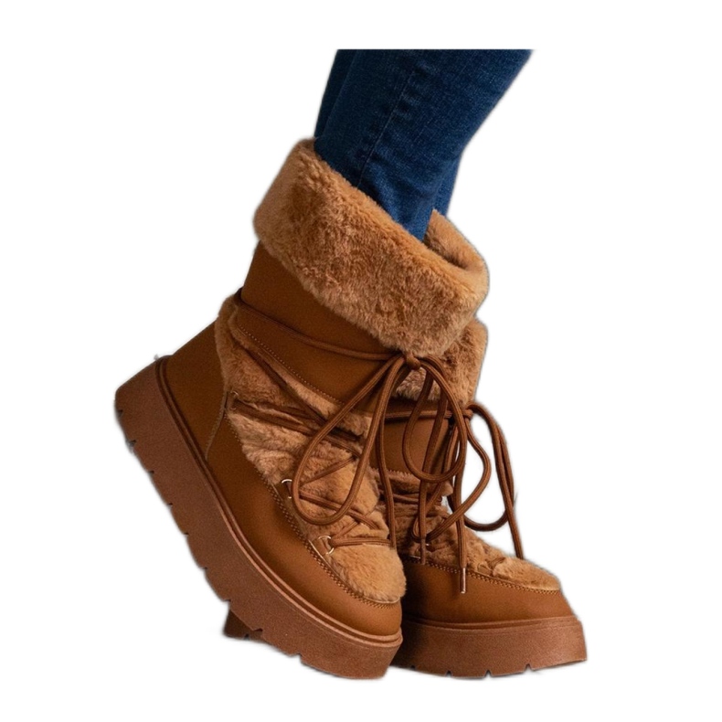 Smeđe izolirane čizme za snijeg ukrašene krznom smeđa