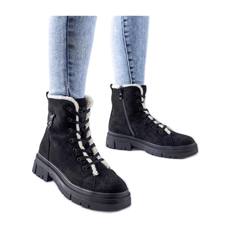 Crne izolirane gležnjače od eko antilop kože crno