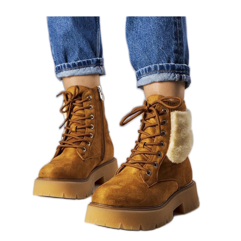 Smeđe izolirane čizme s krznom smeđa