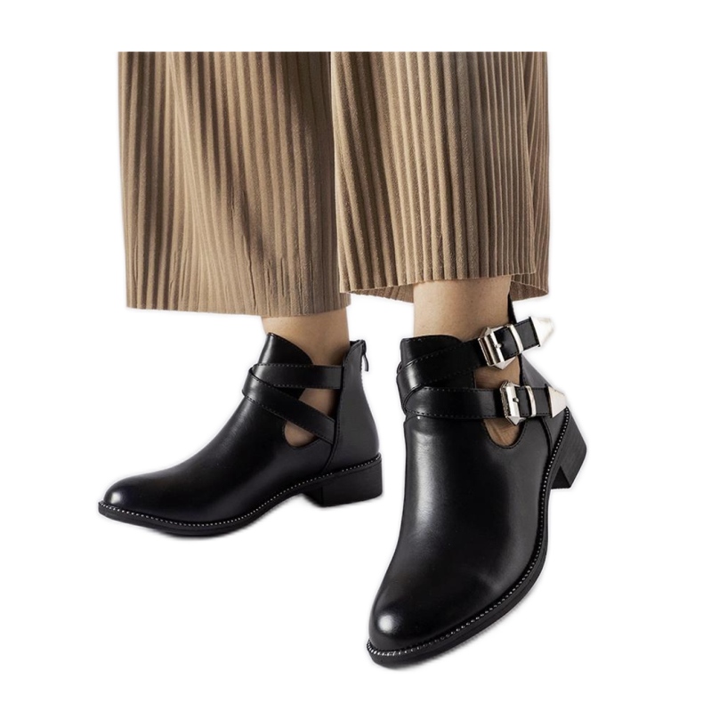 Crne izrezane gležnjače s kopčama crno