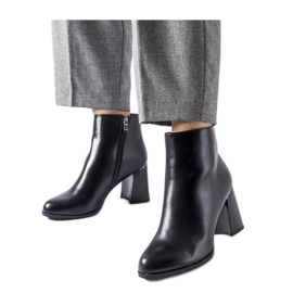 Crne izolirane gležnjače s ukrasnom petom crna