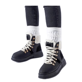 Crni radnici na masivnoj platformi crna